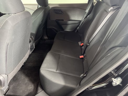 Used 2023 Nissan Rogue S image 11