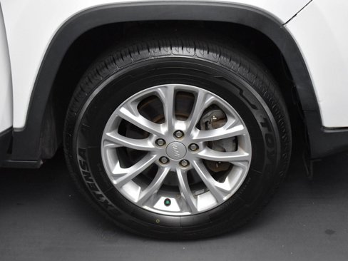 Used 2019 Jeep Cherokee Latitude w/ Popular Appearance Group image 29