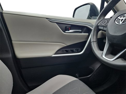 Used 2021 Toyota RAV4 XLE image 16