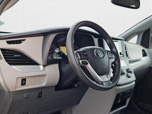 Used 2015 Toyota Sienna LE image 10