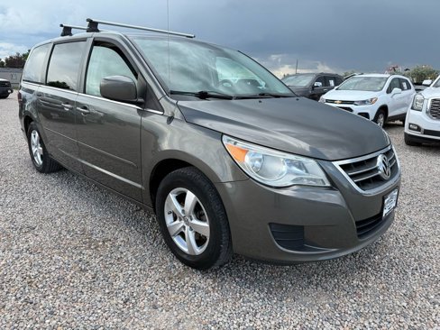 Used 2010 Volkswagen Routan SE image 1