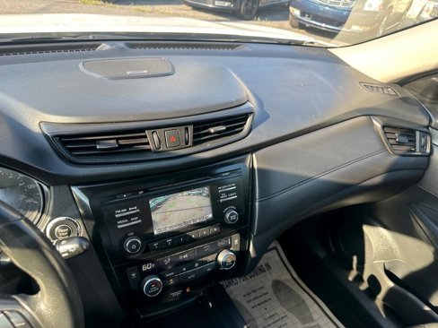 Used 2017 Nissan Rogue SV image 36