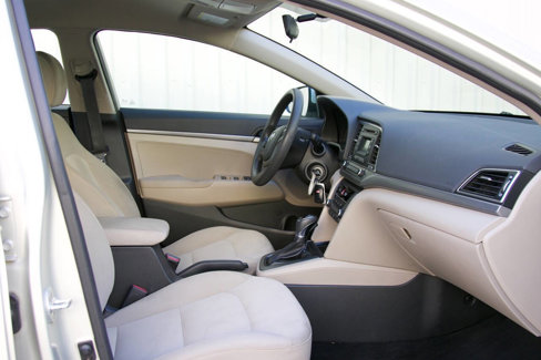 Used 2017 Hyundai Elantra SE image 18