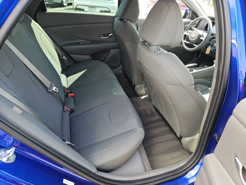 Used 2025 Hyundai Elantra SE image 19