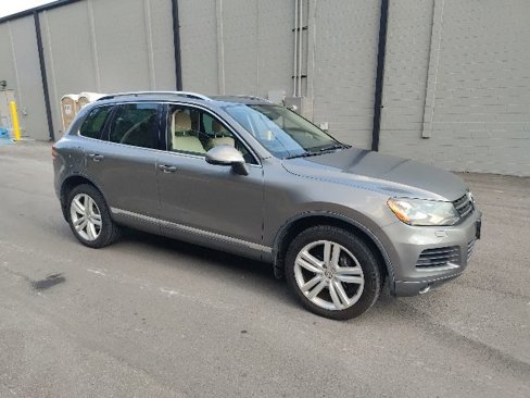 Used 2012 Volkswagen Touareg TDI image 1