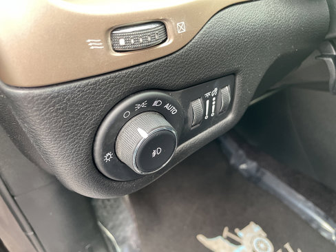 Used 2017 Jeep Cherokee Limited image 33