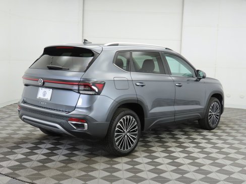 Certified 2025 Volkswagen Taos SE image 6