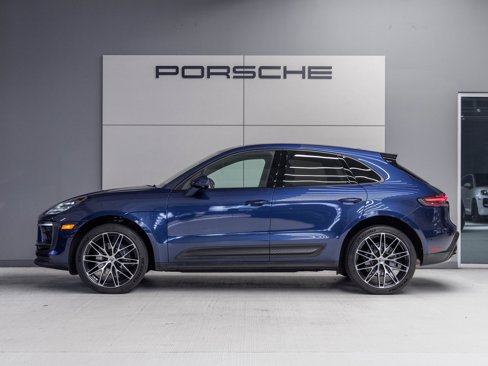 Certified 2022 Porsche Macan image 2