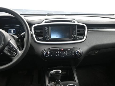 Used 2018 Kia Sorento LX image 16