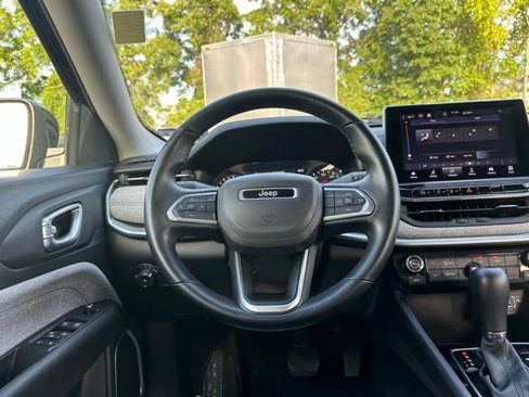 Used 2022 Jeep Compass Latitude image 21