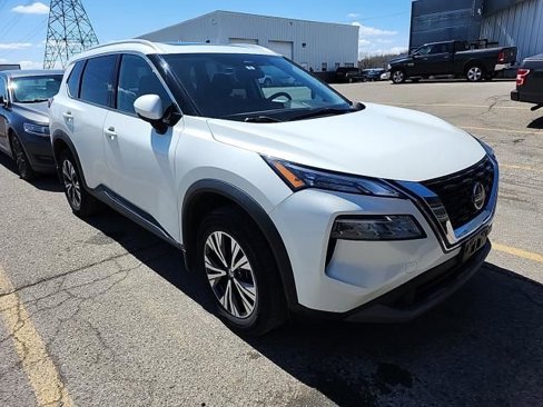 Used 2021 Nissan Rogue SV image 2