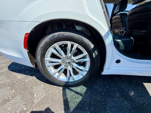 Used 2017 Chrysler 300 C image 26