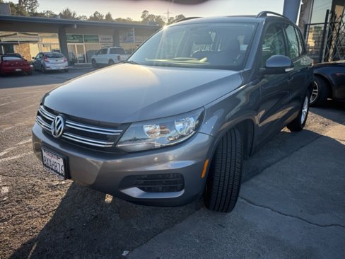 Used 2016 Volkswagen Tiguan S image 2