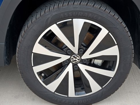 New 2024 Volkswagen Taos SE image 7