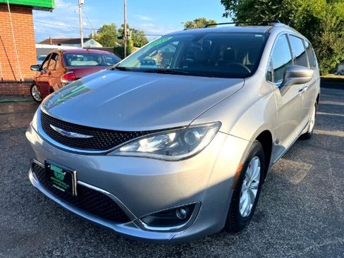 Used 2019 Chrysler Pacifica Touring-L image 3