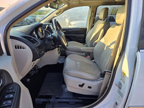 Used 2016 Chrysler Town & Country Limited Platinum image 13