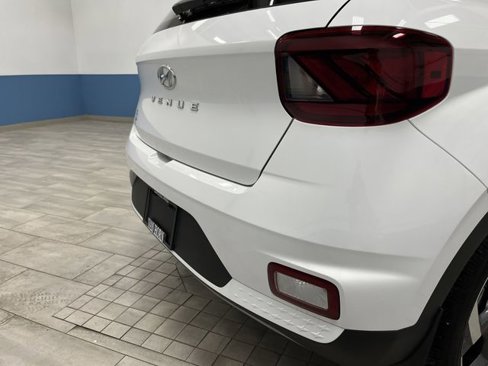 Used 2023 Hyundai Venue Limited image 31
