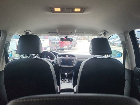 Used 2020 Volkswagen Tiguan SE image 2