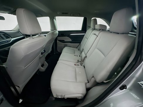 Used 2017 Toyota Highlander LE image 26