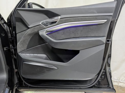 Used 2019 Audi e-tron Prestige w/ Prestige Package image 25