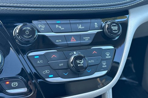 Used 2021 Chrysler Pacifica Limited w/ Uconnect Theater Family Group image 24