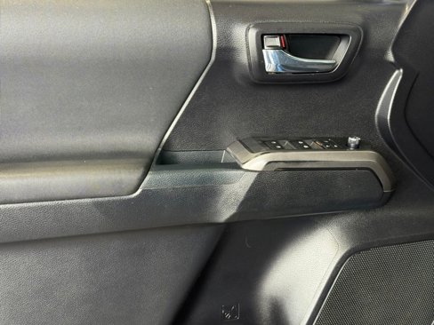 Used 2017 Toyota Tacoma TRD Sport image 15