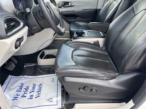 Used 2022 Chrysler Pacifica Touring-L image 9