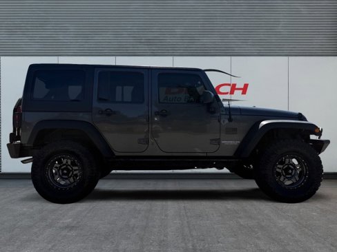 Used 2016 Jeep Wrangler Unlimited Rubicon w/ Connectivity Group image 12