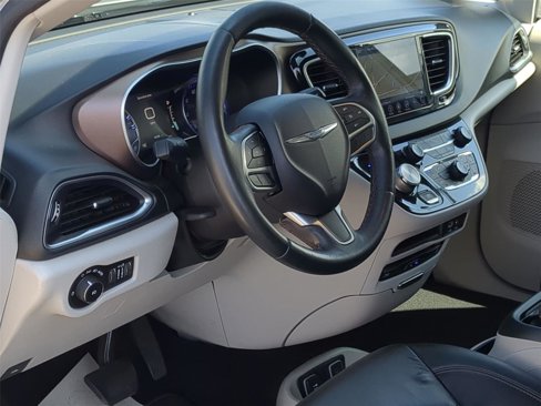 Used 2018 Chrysler Pacifica Touring-L Plus image 2