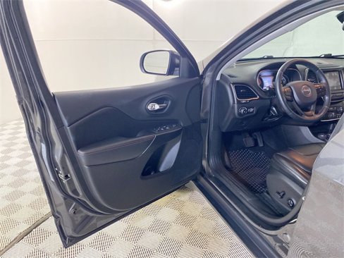 Used 2019 Jeep Cherokee Trailhawk w/ Cold Weather Group image 27