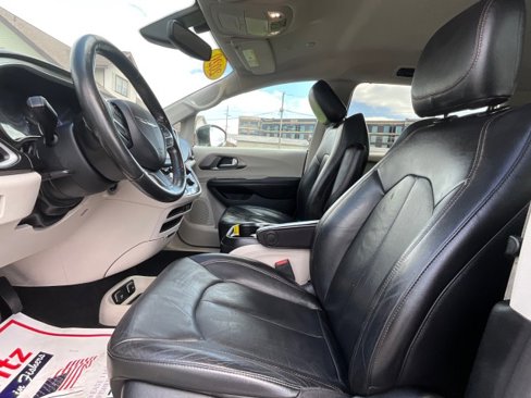 Used 2020 Chrysler Pacifica Touring-L image 28