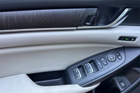 Used 2020 Honda Accord Touring image 11