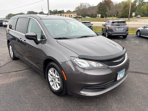 Used 2017 Chrysler Pacifica Touring image 1