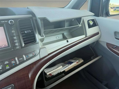 Used 2011 Toyota Sienna Limited image 34