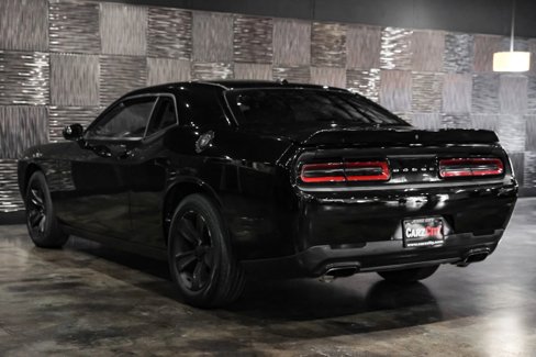 Used 2015 Dodge Challenger SXT image 9