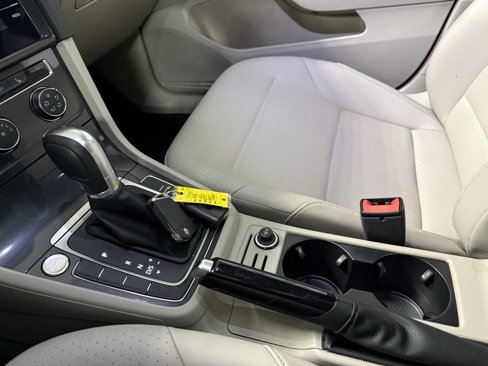 Used 2018 Volkswagen Golf SE image 17
