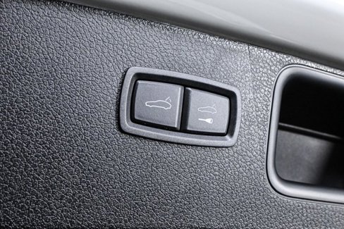 Certified 2025 Porsche Macan image 33