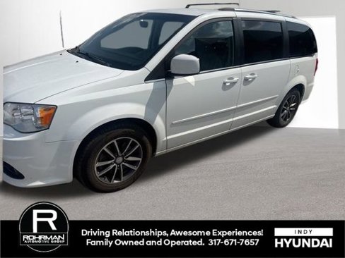 Used 2017 Dodge Grand Caravan SXT image 2