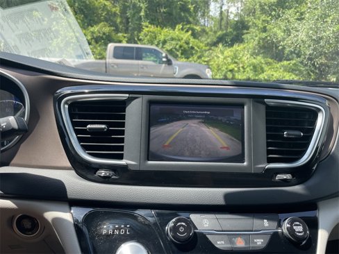 Used 2022 Chrysler Voyager LX image 17