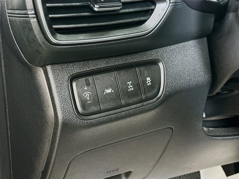 Used 2020 Hyundai Santa Fe SE image 10