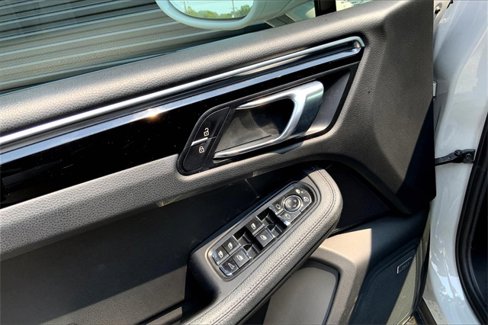 Certified 2020 Porsche Macan image 28