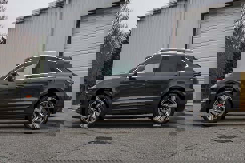 Certified 2024 Porsche Macan image 2