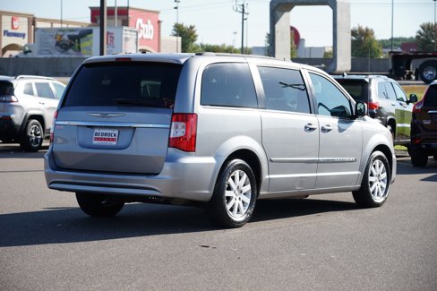 Used 2015 Chrysler Town & Country Touring image 3