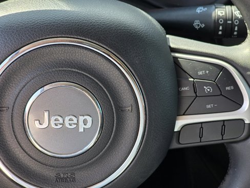 Used 2018 Jeep Renegade Latitude image 16