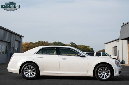 Used 2011 Chrysler 300 C image 2