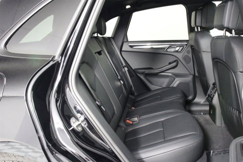 Certified 2025 Porsche Macan image 32
