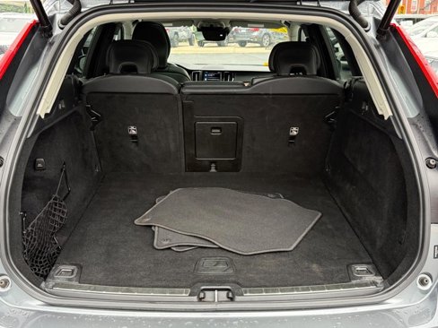Used 2021 Volvo XC60 T5 Momentum w/ Advanced Package image 5