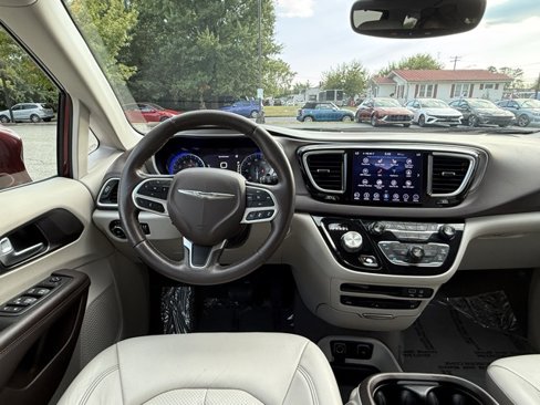 Used 2018 Chrysler Pacifica Touring-L Plus image 24