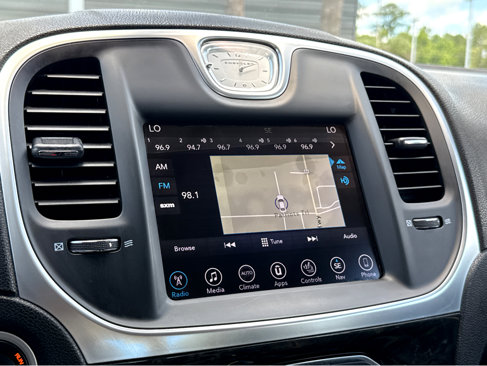 Used 2017 Chrysler 300 C image 8