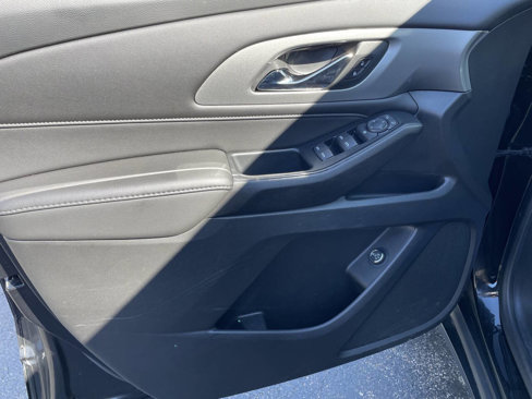 Used 2023 Chevrolet Traverse LT w/ Rear Camera Mirror Package image 14